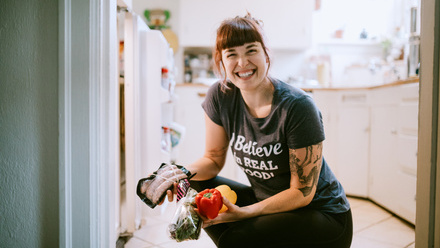 woman_holding_food.jpg